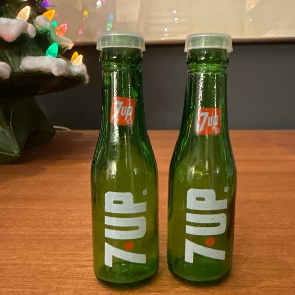 4” 7 UP Bottle Salt & Pepper Shakers Vintage Mcm Retro Collectibles - Picture 2 of 6